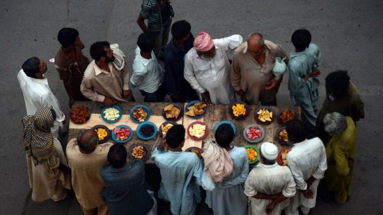 Musulmanes-paquistanies-esperan-diurno-Ramadan_TINIMA20130720_0087_3