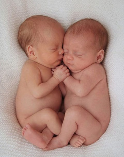 bebes-gemelos-recien-nacidos